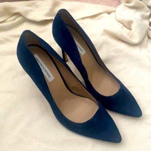 Saks Fifth Avenue Navy Pumps size 9